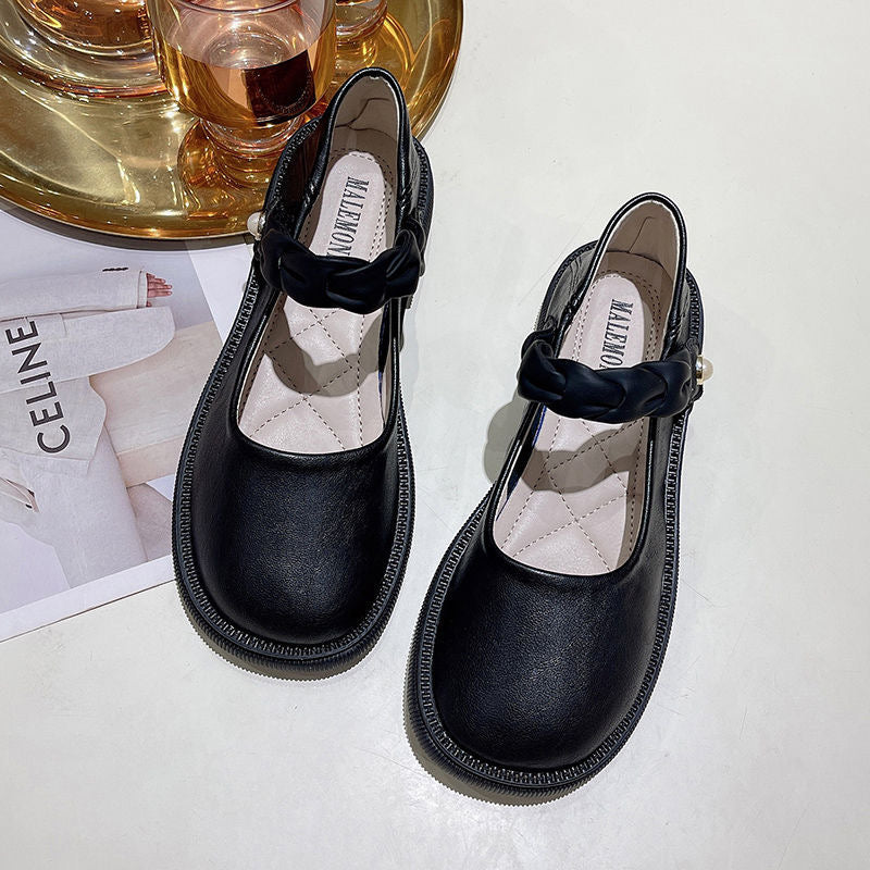 Slip-on shoes with elastic soft soles